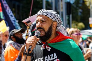 Man yells "free free Palestine".